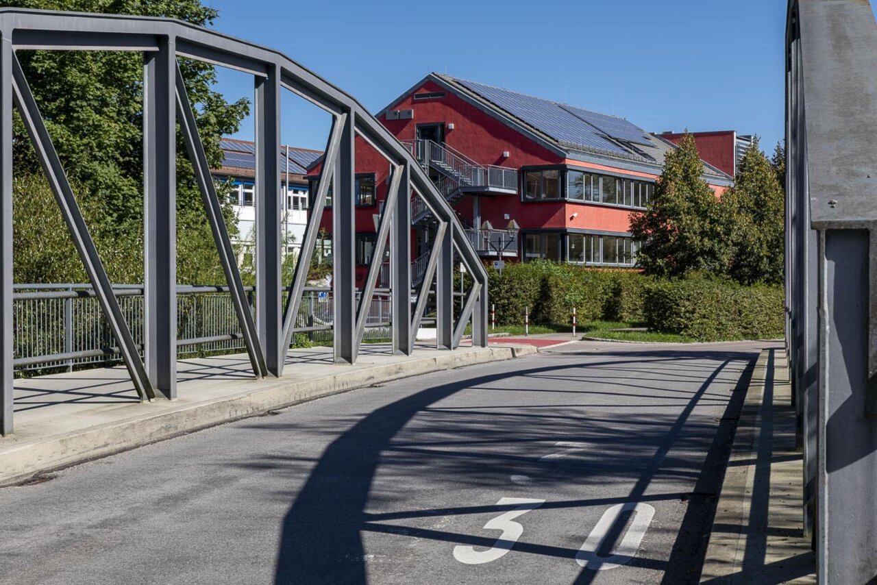 Die Grund- und Mittelschule Rednitzhembach liegt idyllisch zwischen den zwei Brücken