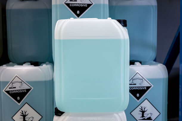 Chemie Brünieren Chemie in Kanistern für das Brünieren