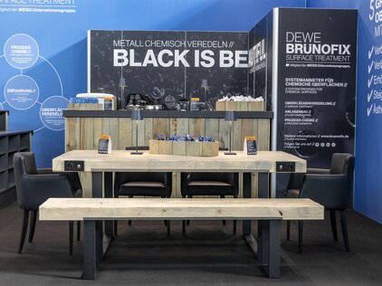 Aufnahme vom rustikalen Tisch des Messestands