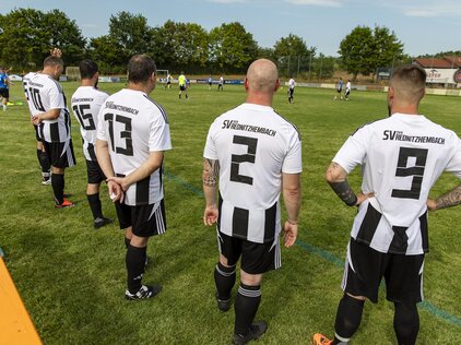 Spieler am Spielfeldrand