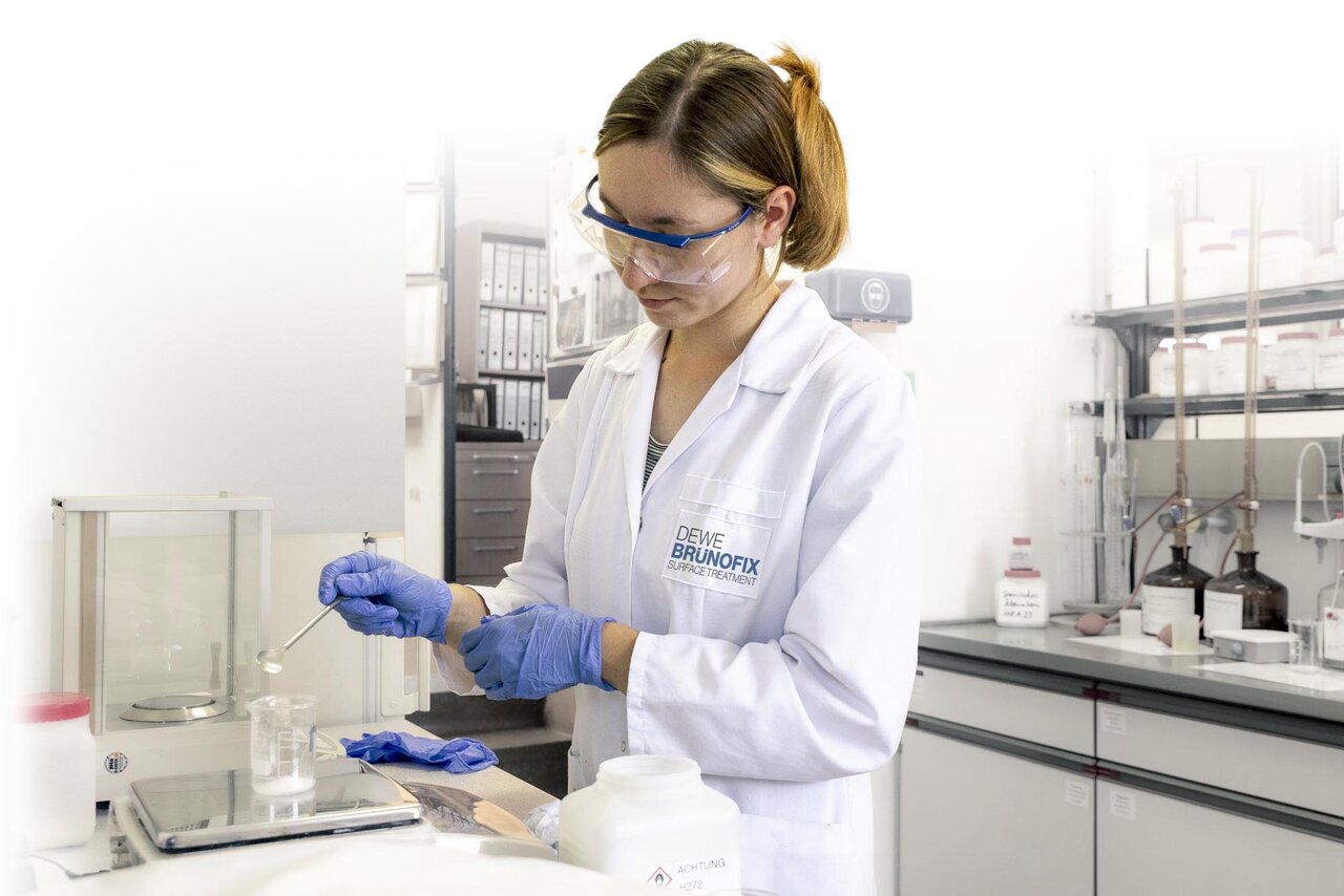 Chemie-Ingenieurin Eine Mitarbeiterin im Labor bei der Arbeit.