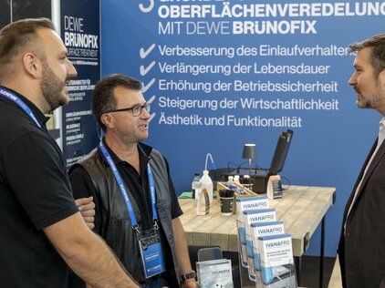 Mitarbeiter im Gespräch mit einem Interessierten