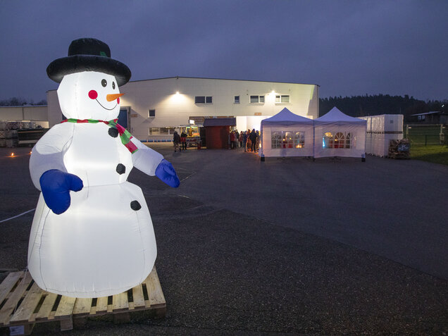 Weihnachtsfeier im Stil eines Weihnachtsmarkts