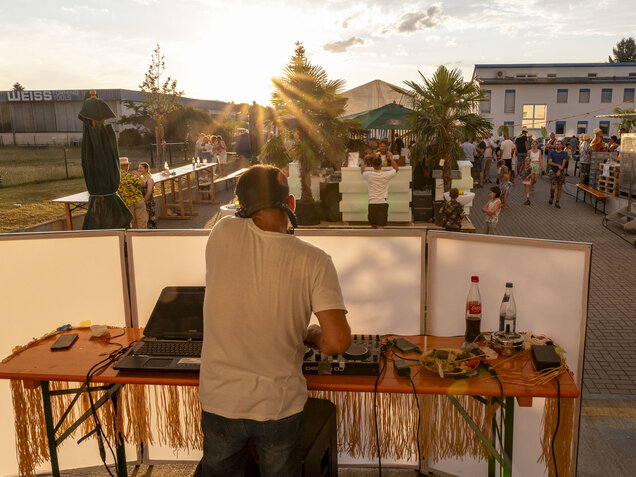 DJ sorgt für Strandfeeling