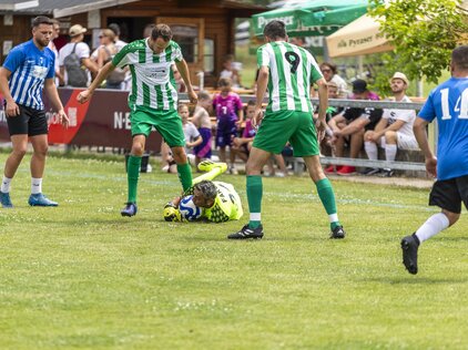 Torwart schnappt sich den Ball
