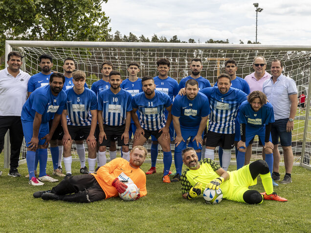 Gemeinsames Mannschaftsfoto der beiden Teams