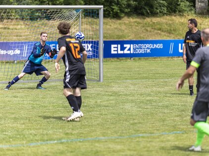 Ball fliegt auf Torwart zu